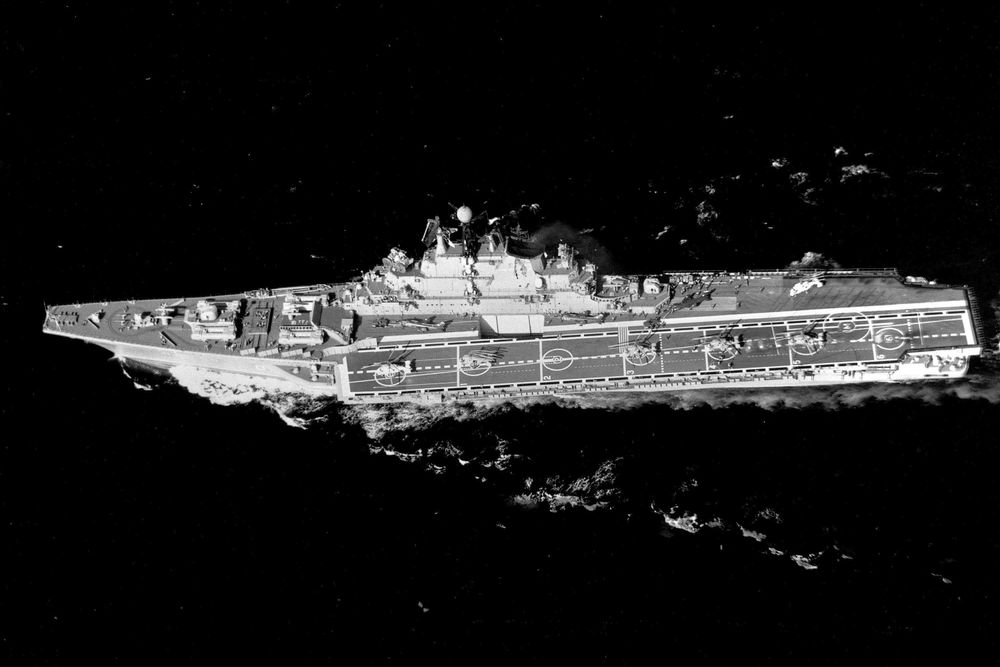 «Minsk» til sjøs, fotografert fra luften i 1982, trolig fra et amerikansk militærfly. På fordekket hadde skipet tunge våpensystemer.