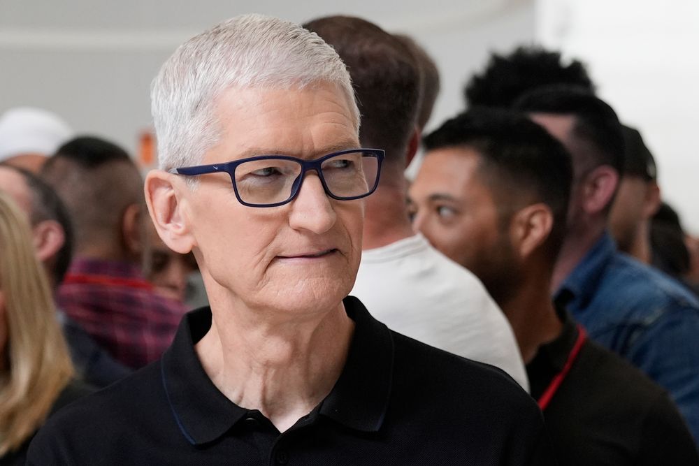 Apple, her ved toppsjef Tim Cook, sier lover og forskrifter gjør det umulig å lansere Siri AI i Europa.
