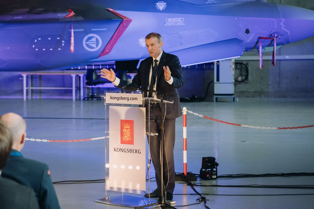 Erik Lie, administrerende direktør i Kongsberg-Gruppen, har tro på at selskapet skal vokse kraftig framover. Her er han under åpningen av det nye vedlikeholdsdepotet for F-35 på Rygge flystasjon i fjor.