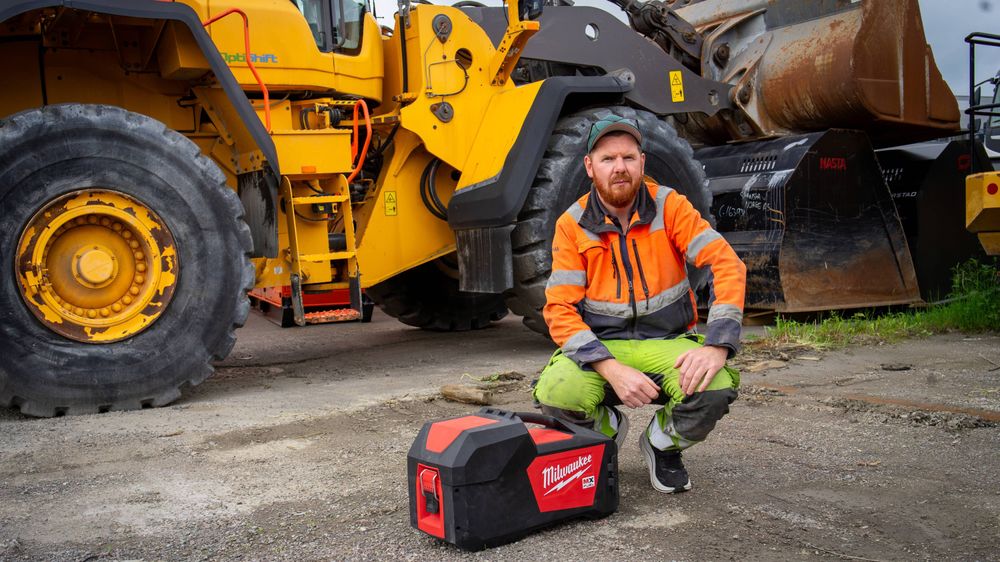 Jørgen Galleberg Johansen i Skanska med den nye batteridrevne elektromuffesveisemaskinen.