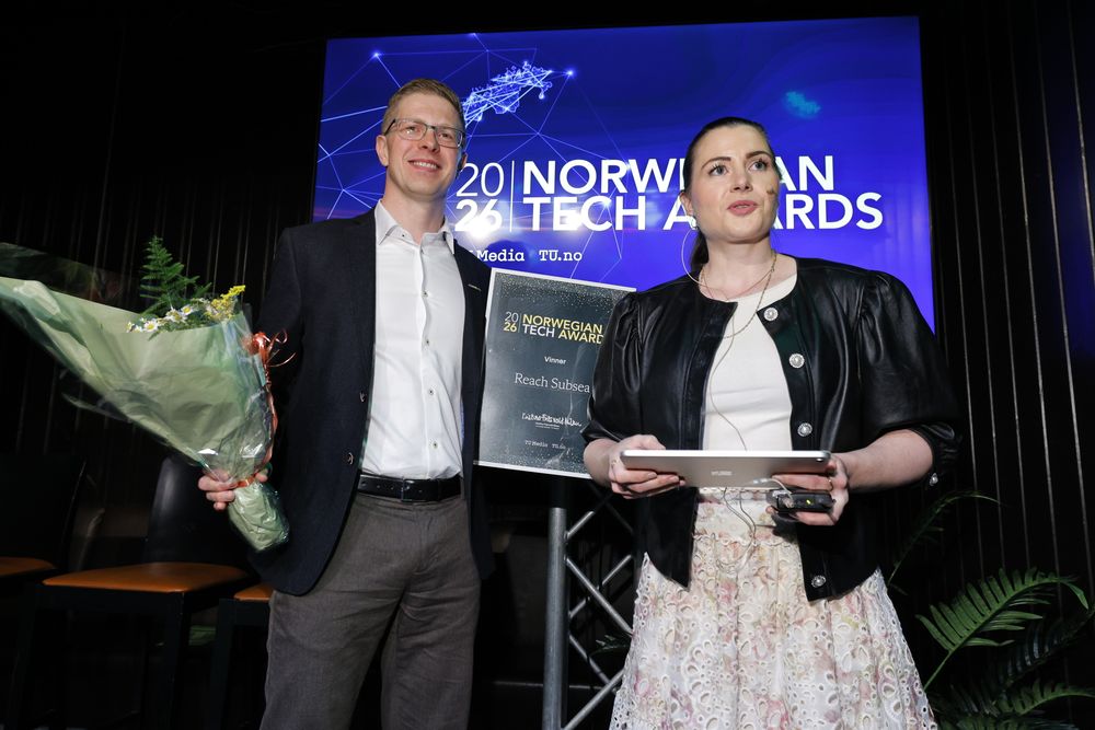 Sigurd Årland, prosjektleder i Reach Remote, mottar prisen for årets Norwegian Tech Award av TU Medias styreleder, Tekna-president Elisabet Haugsbø.