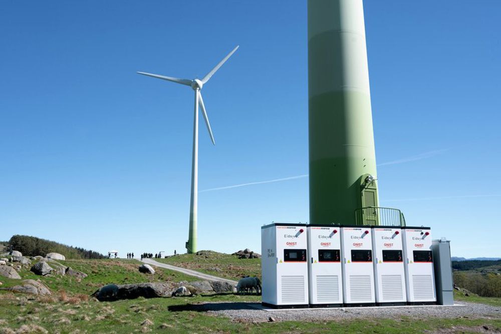 Vindturbiner med batterier.