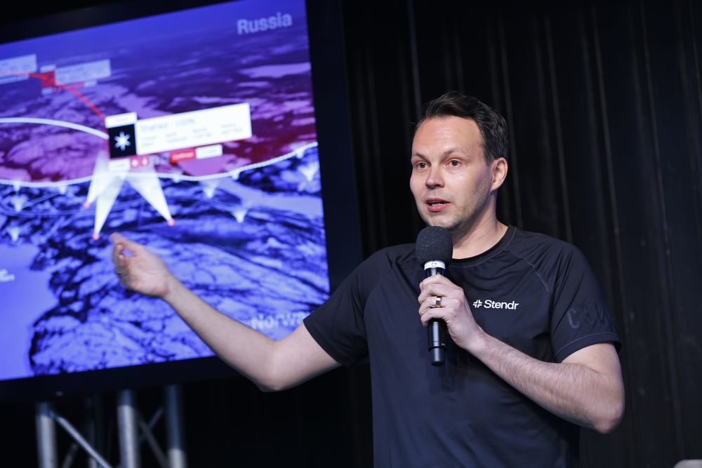 Aleksander Leonard Larsen, gründer av Stendr, på scenen under Kongsberg Agenda i 2026.