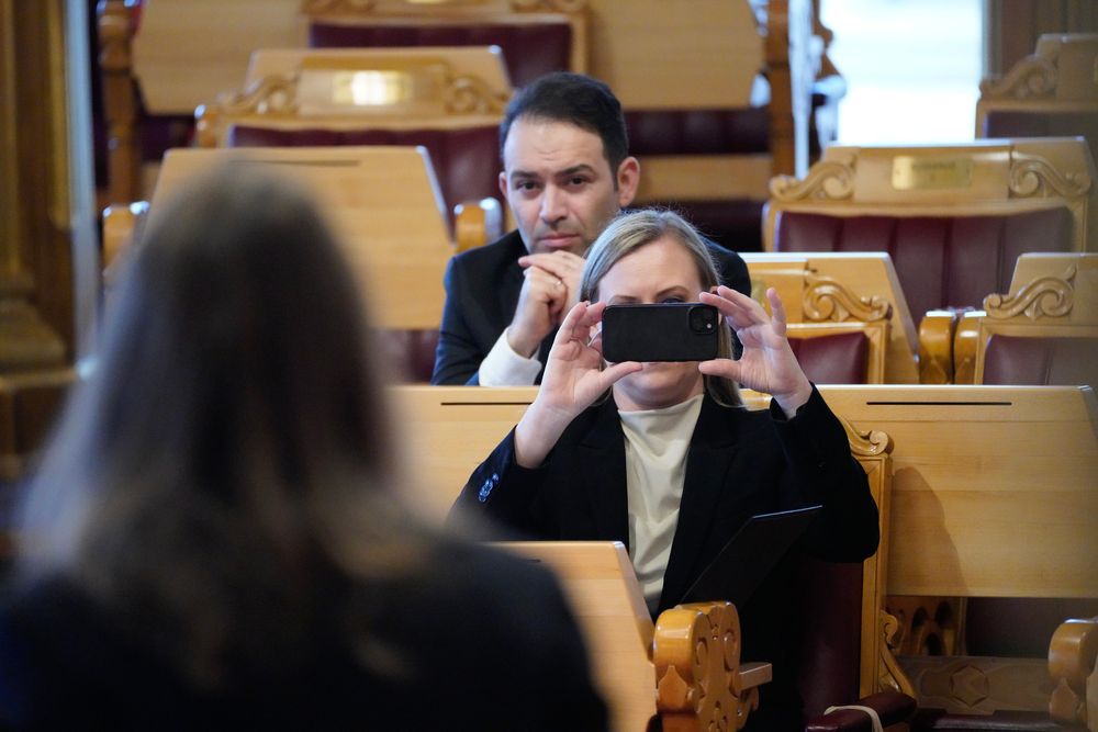 Barne- og familieminister Lene Vågslid er glad for at Sverige følger Norge om telefonbruk for unge.