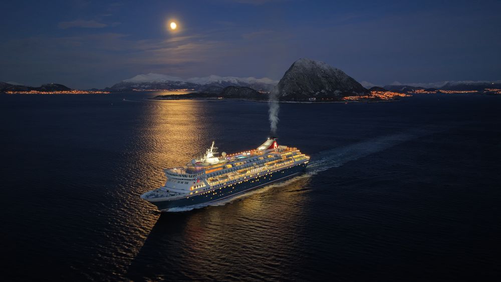 Når cruisegigantene glir lydløst ut av Storfjorden midt på natten, står Ruben Iversen klar med dronen for å fange bilder som dette.