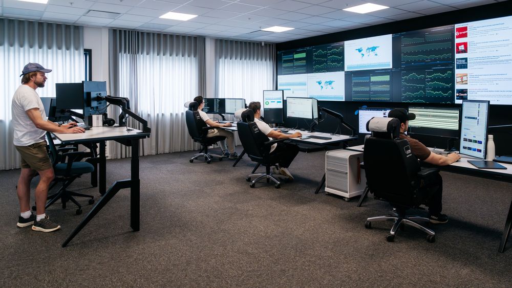 Fra Telenor Cyberdefences Security Operations Center. Det er herfra analytikere overvåker trusler og koordinerer hendelseshåndtering døgnet rundt.