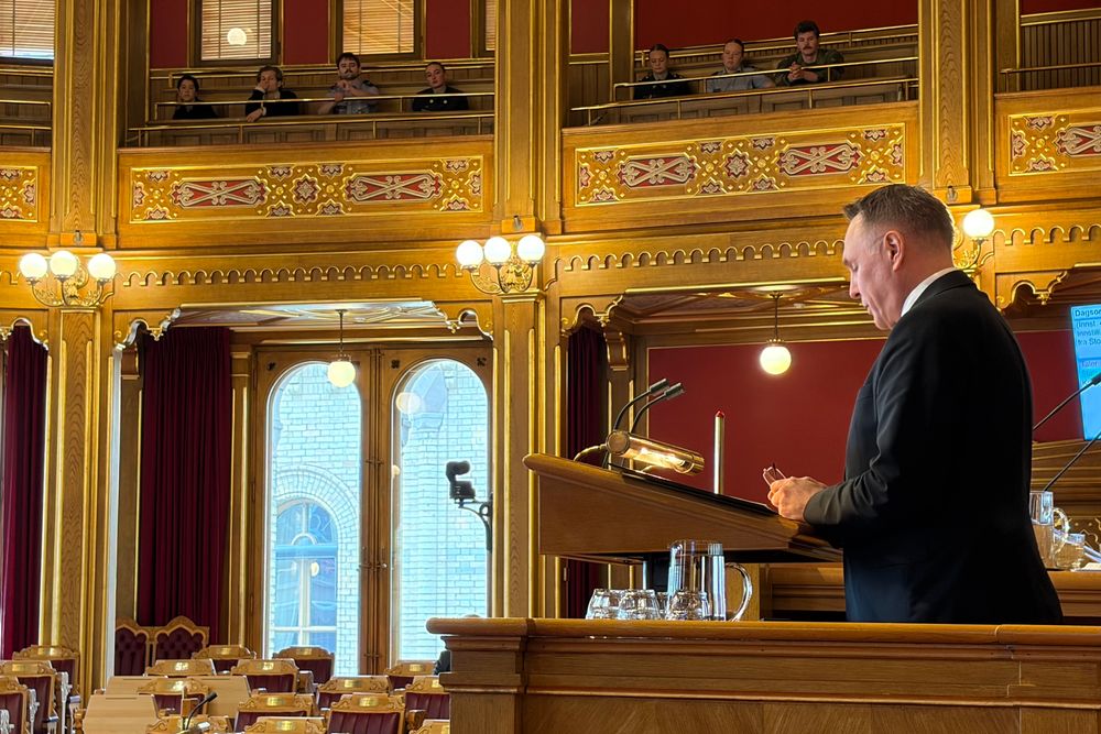 Forsvarsminister Tore Sandvik på Stortinget før redegjørelsen.