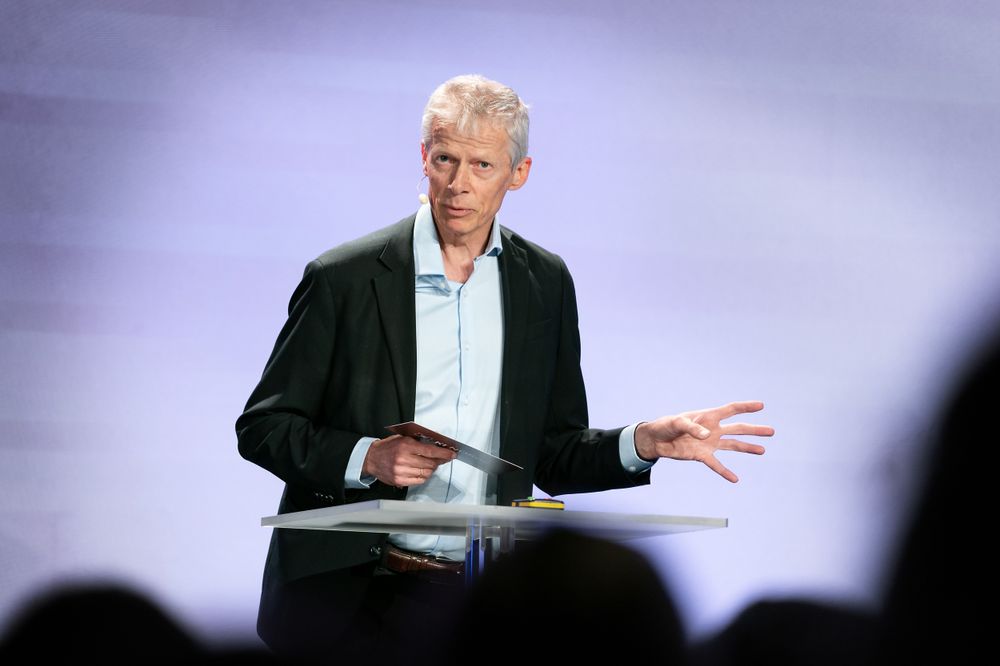 Hans Christian Holte advarte om norsk KI-sårbarhet under Digitaliseringskonferansen.