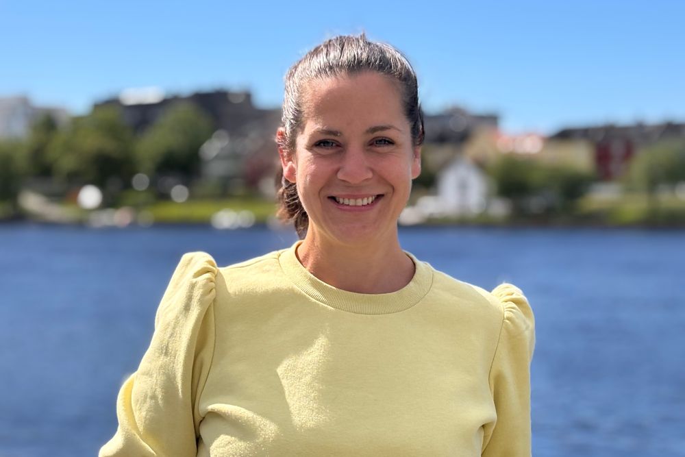 Automatisering bør gjelde vedtak der regelverket er entydig og søknaden er komplett. For mer sammensatte saker bør KI være beslutningsstøtte, ikke beslutningstaker, påpeker Caroline Nesland i Sikri.