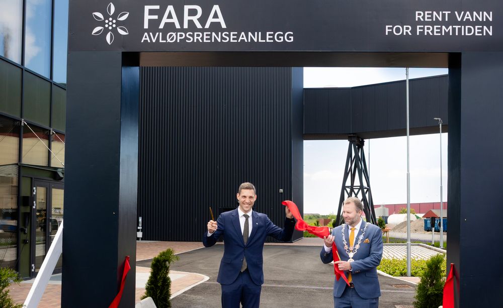 Klima- og miljøminister Andreas Bjelland Eriksen klippet snora og åpnet det nye kloakkrenseanlegget, sammen med Fredrikstads ordfører. Ordføreren i Sarpsborg var ikke til stede.