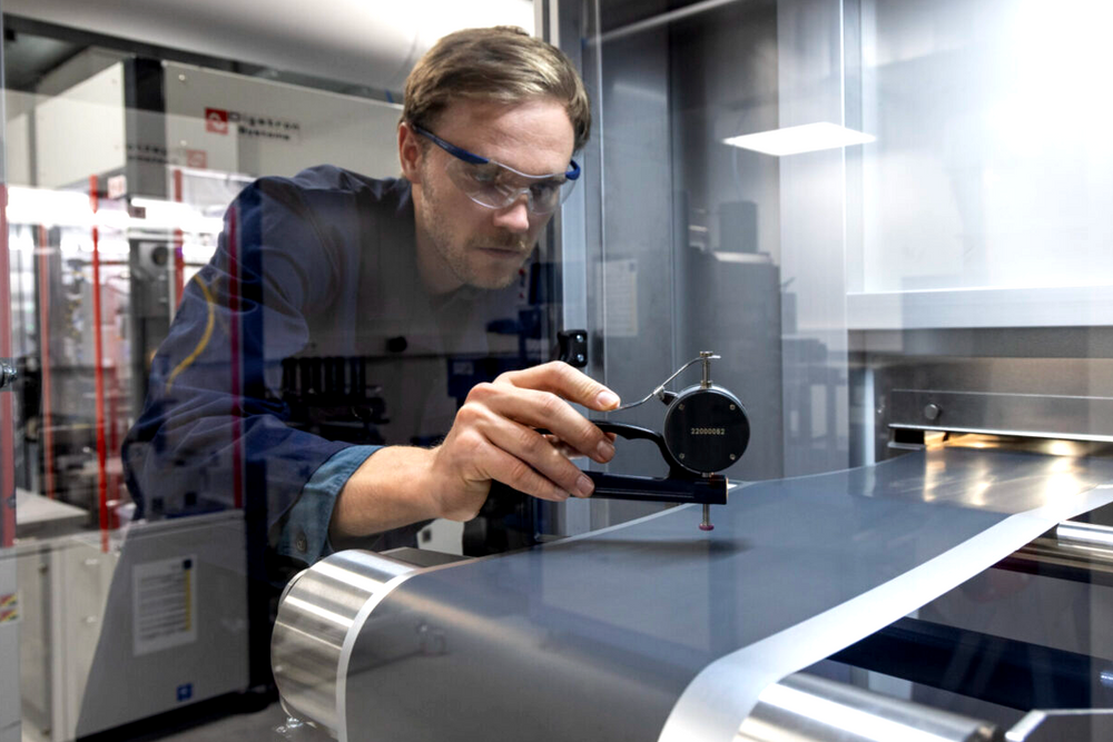 Her måler forsker Frode Håskjold Fagerli tykkelsen på katodelaget som er utviklet som del av prosjektet IntelLiGent ved Sintef Battery lab.