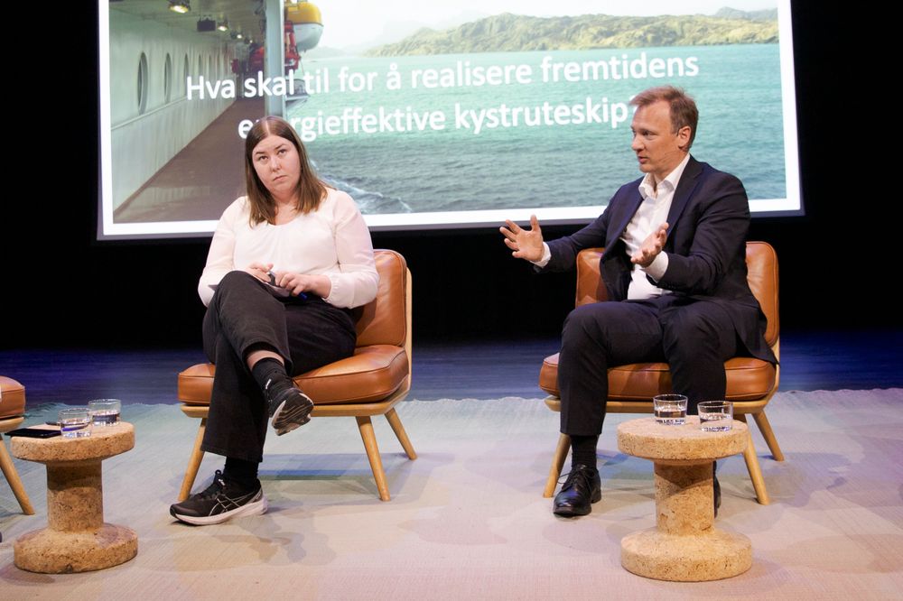 Statssekretær Astrid Hoem (Ap) i klimadepartementet og Bård Ludvik Thorheim (H) er enige om at mer nett og mer kraft er viktig. Her på seminar om nytt skipskonsept denne uken.