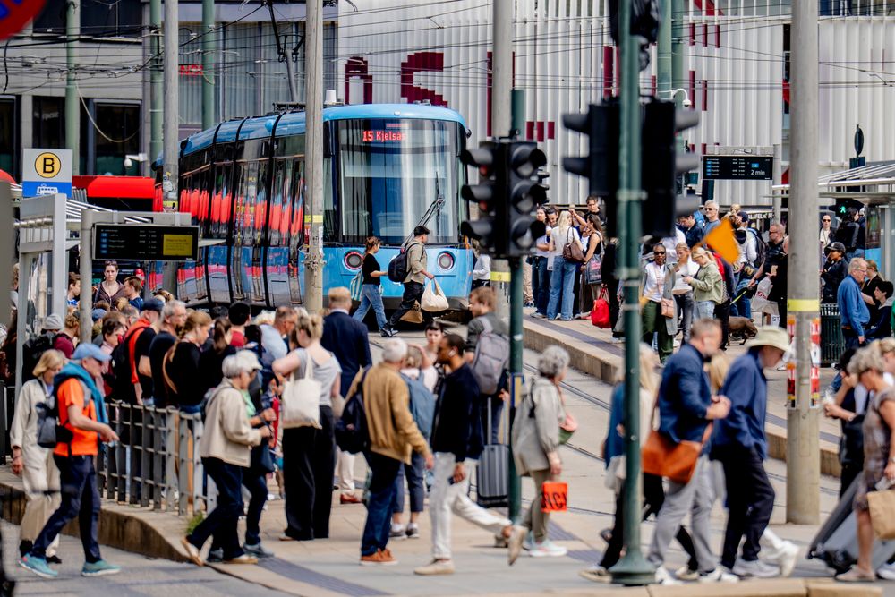 Kjelsås-trikken på Jernbanetorget. Et strømbrudd rammet store deler av Oslo sentrum tirsdag ettermiddag, noe som blant annet fikk konsekvenser for kollektivtrafikken.