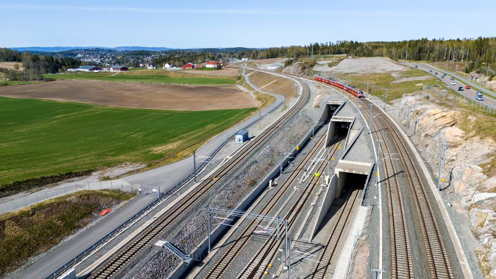 Blixtunnelen på Follobanen strekker seg mellom Oslo og Ski. Vannlekkasjer og påfølgende utbedringsarbeider har stått sentralt i den omfattende rettssaken mellom Bane Nor og entreprenøren AGJV.