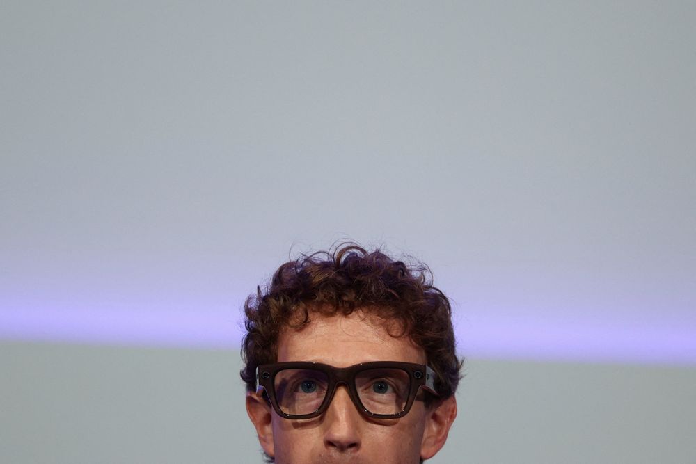 Meta-sjef Mark Zuckerberg med selskapets KI-briller, som nå vekker debatt om ansiktsgjenkjenning og personvern.