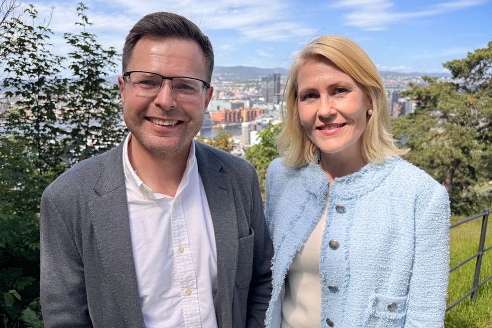 Espen Rustad skal jobbe med kundesuksess hos Micosoft Norge og ønskes velkommen av sjefen, Kristine Dahl Steidel.