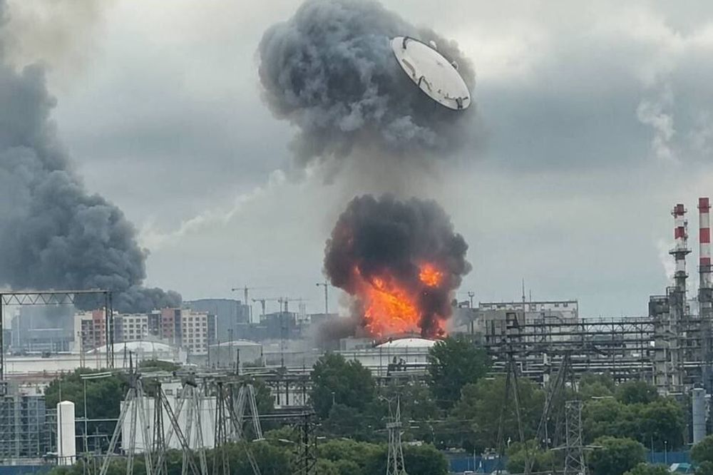 Taket på en oljetank ved et oljeraffineri i bydelen Kapotnja i Moskva flyr i lufta under et ukrainsk droneangrep torsdag denne uka.