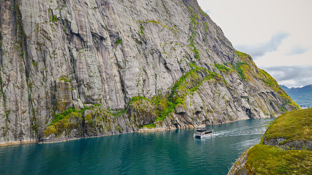 Brim Explorers elektriske passasjerbåter er superenergieffektive og lette. Her sklir en av båtene stille i vannet til Trollfjorden i Nordland.