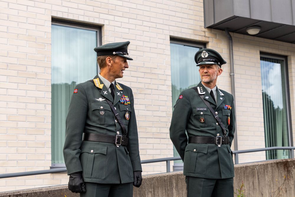 Pål Harald Svarstad (t.h) blir ny nestkommanderende i Cyberforsvaret. Her med forsvarssjef Eirik Kristoffersen.