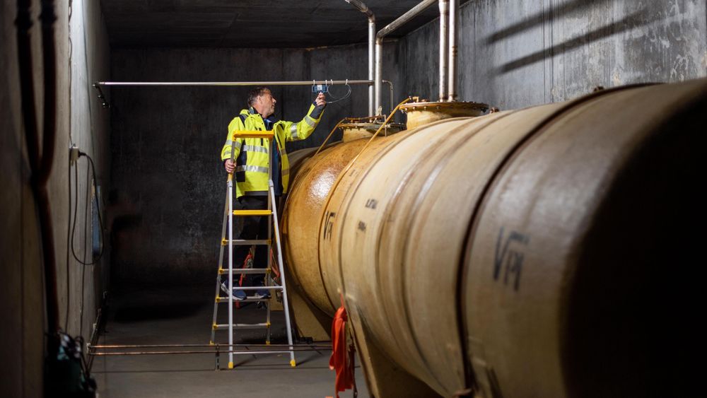 Soolo smart sensor-enhet montert på industriell tank. 