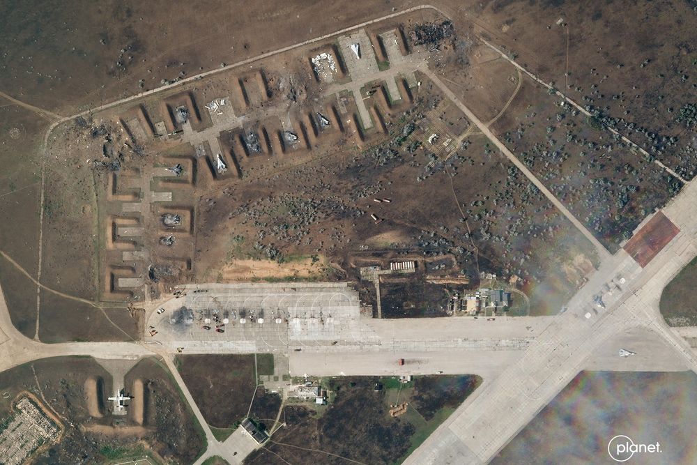 Satellittbildet viser ødeleggelser ved Saky-flybasen på Krymhalvøya etter et ukrainsk missilangrep i august 2022.