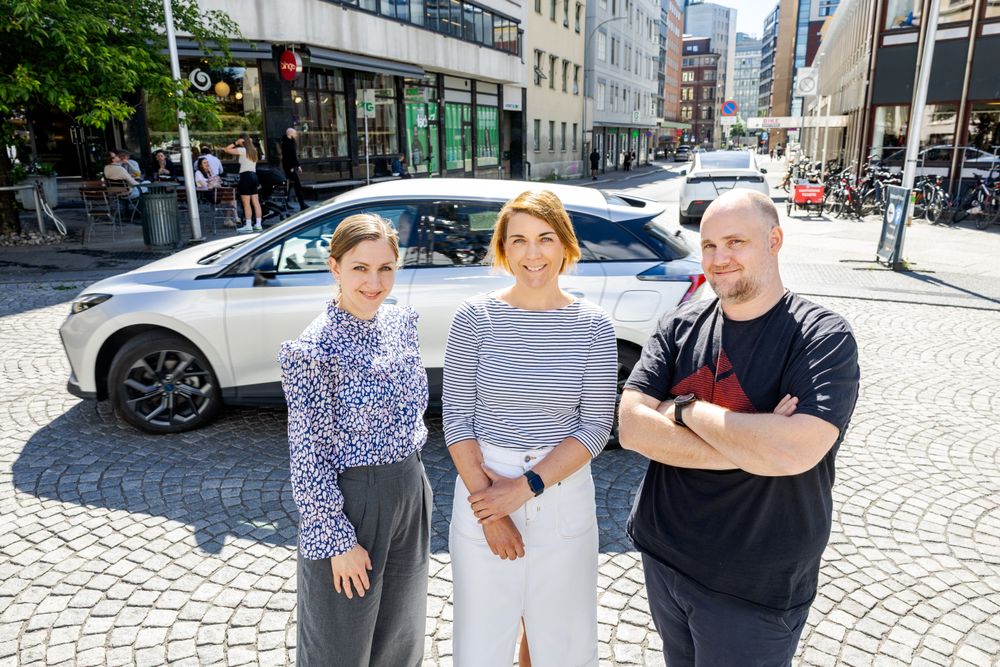 Leder i Norsk elbilforening er Christina Bu (i midten) forteller om økende elbilsalg verden over, med unntak av i USA. Journalist Marius Valle har lest seg opp på tallene for Norge. Podkasten ledes av TUs Ellen Viseth.
