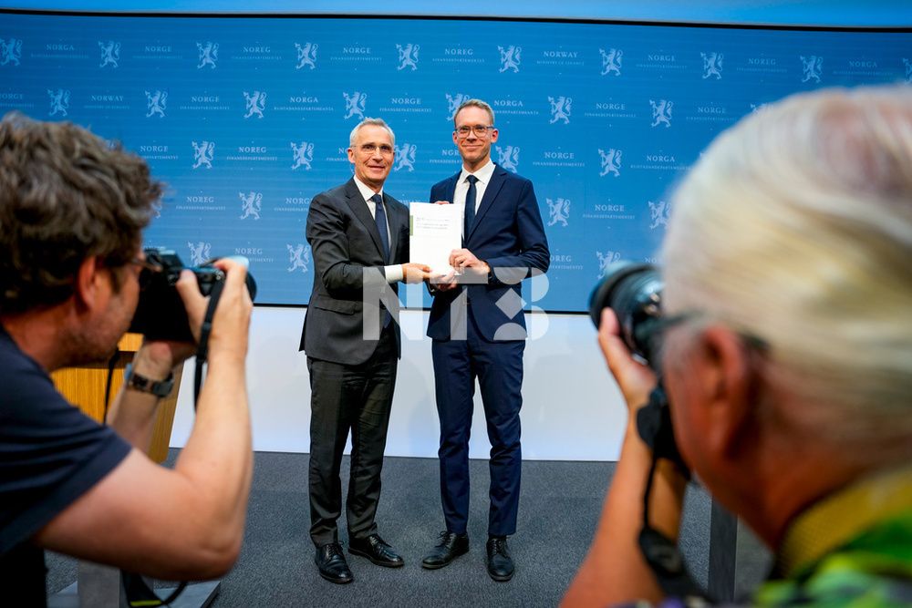 Skattekommisjonens leder Eigil Knutsen (t.h.) overrakte kommisjonens rapport til finansminister Jens Stoltenberg onsdag.