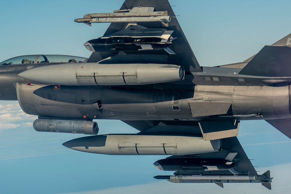 Amerikansk F-16-fly med to ulike typer av det som kalles rimelig masseammunisjon. De svarte skal være Rusty Dagger-missiler fra Kongberg-eide Zone 5.