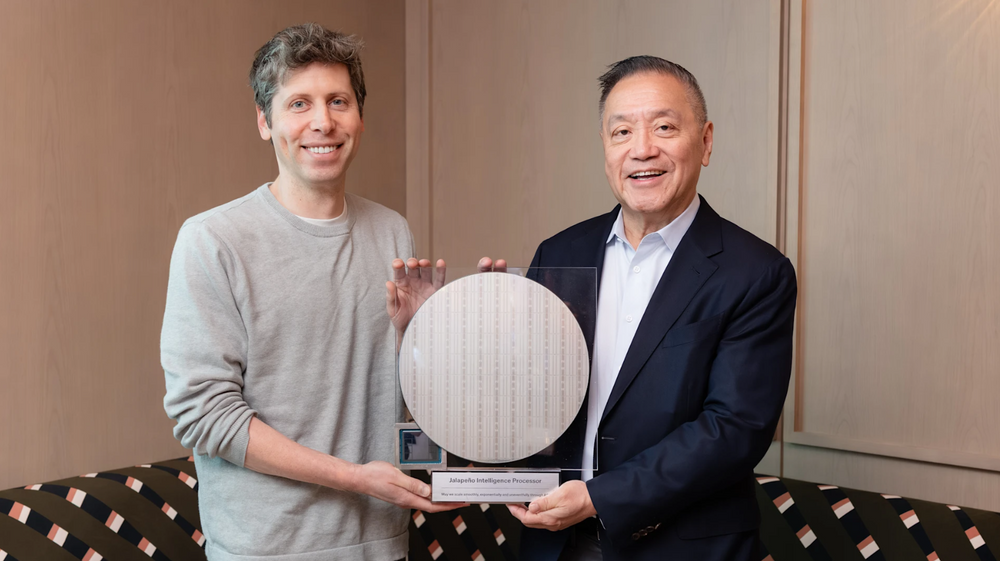 Open AI-sjef Sam Altman og Broadcom-sjef Hock E. Tan holder frem en tidlig utgave av den nye, egenproduserte maskinvaren.