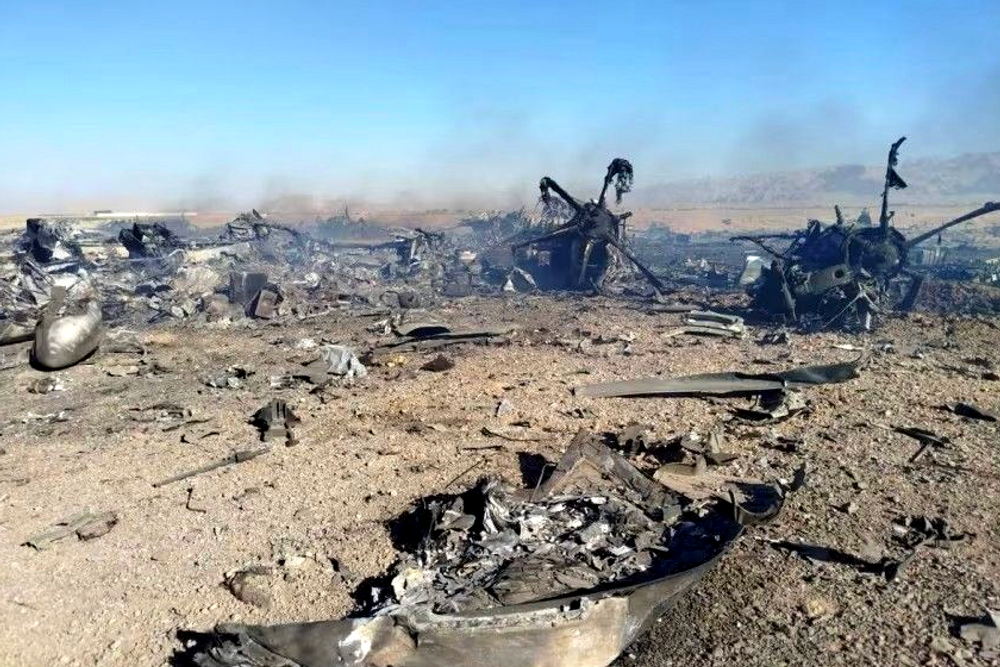 Bildet er frigitt av iranske statlige medier og geolokalisert av CNN. Det viser angivelig utbrente vrakrester fra flere fly og helikoptre rundt 50 kilometer fra den iranske byen Isfahan 5. april 2026. Iranske statlige medier hevder at iranske styrker skjøt ned luftfartøyene på bildene.