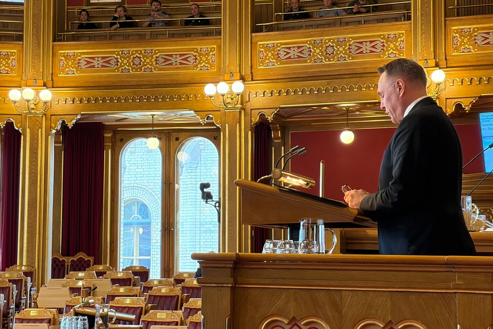 Forsvarsminister Tore Sandvik på Stortinget før redegjørelsen.