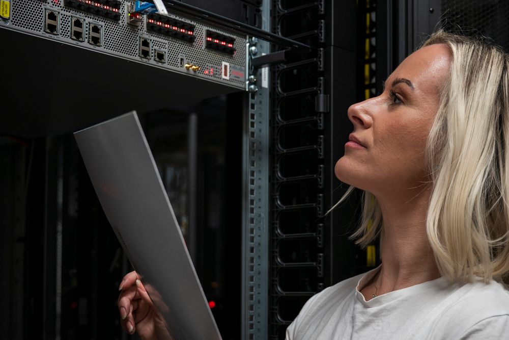 – Vi tiltrekker oss datasenterinvesteringer i hundremillionersklassen, men glemmer å utdanne montørene som skal bygge og vedlikeholde infrastrukturen, skriver Mia Silkoset i JM Hansen Midt AS.