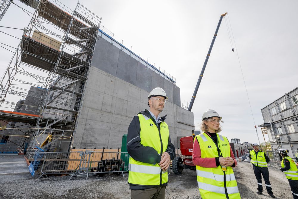 Her besøker Nkom-direktør John-Eivind Velure og digitaliseringsminister Karianne Tung (Ap) Skygards datasenter på Økern i Oslo.