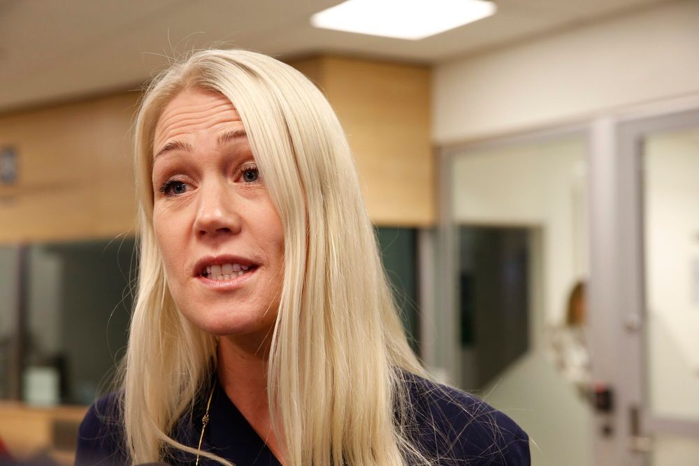 Forbrukerrådets leder Mette Fossum krever at strømleverandørene må betale tilbake for høye priser på variable strømavtaler.
