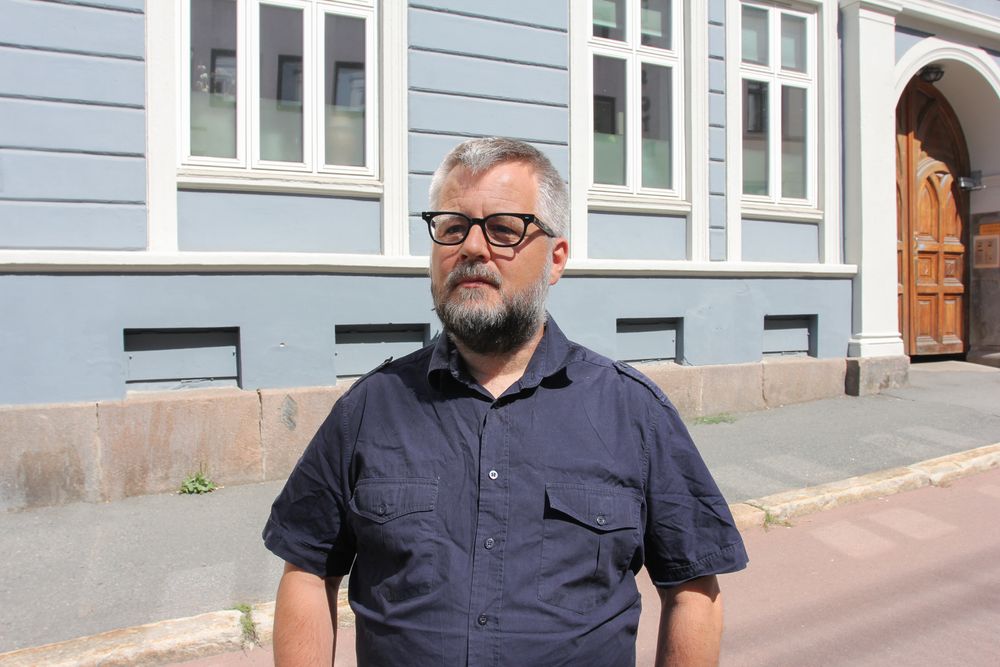 Arnkell Jonas Petersen, førsteamanuensis ved NMBU, vil beholde kravet om luftevindu på soverommet. Han tror regjeringens forslag handler om å kunne bygge tettere på støyutsatte soner, som motorveier.