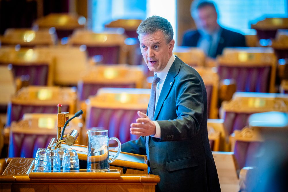 Erling Sande (Sp) ber regjeringen sette ned foten mot reparasjonsplanene.