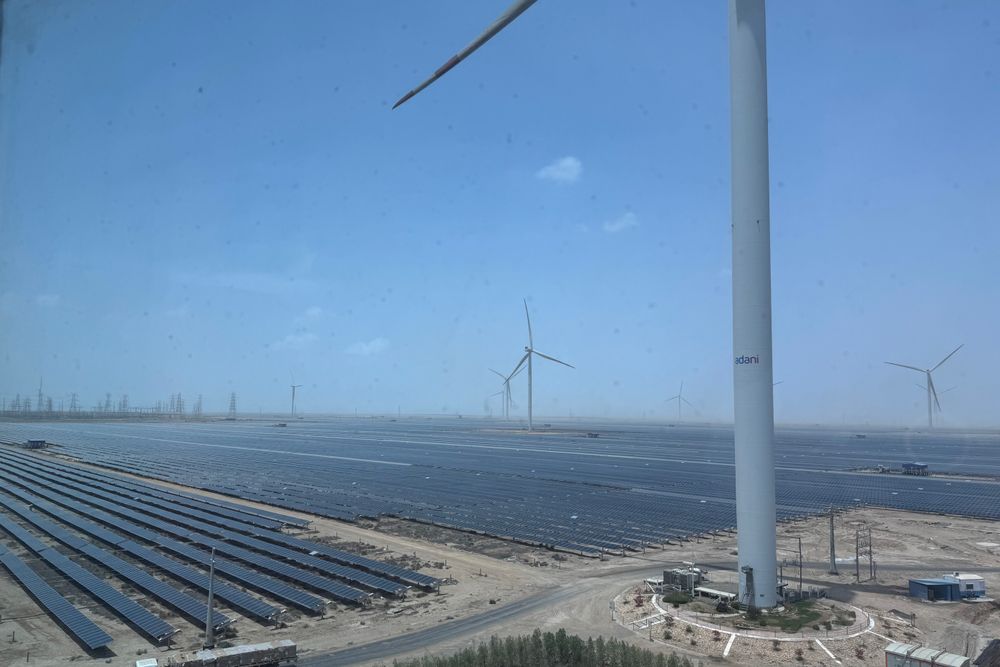 Adani Khavda Solar Plant skal bli verdens største kraftverk. Solceller, kombinert med vindmøller og batterier, dekker et enormt område som tidligere var saltørken. 