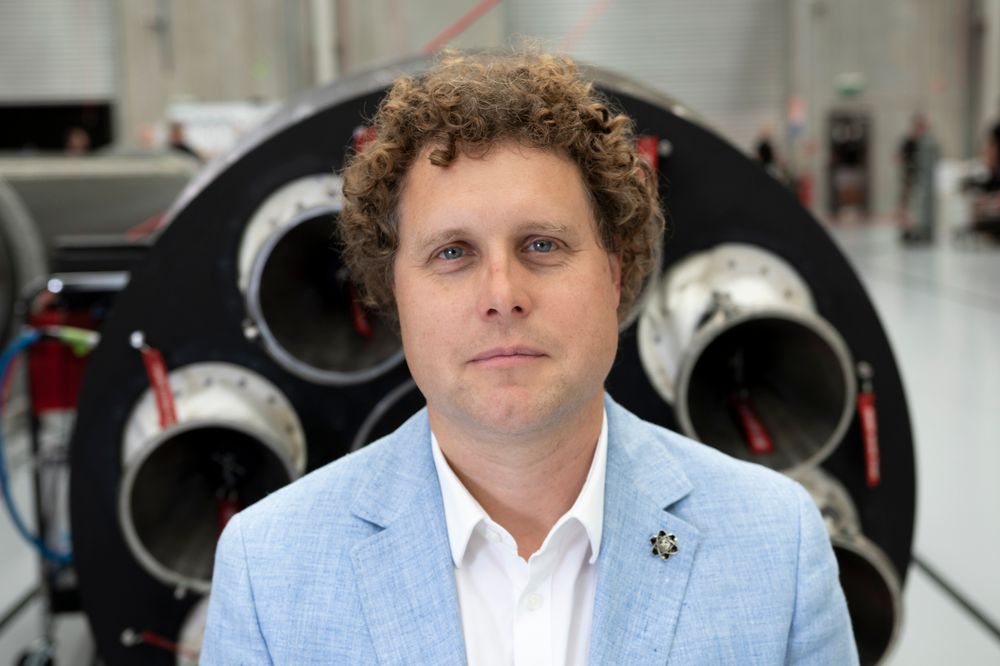 Rocket Lab-sjef og gründer Peter Beck tar samme grep som Elon Musk og Jeff Bezos har gjort med Space X og Amazon.