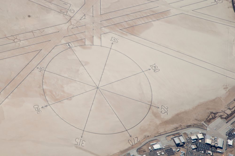Kompassrosen ved Edwards Air Force Base ble opptegnet på nytt i 2015 for å ta hensyn til forflytningen av den magnetiske nordpolen. Flere av verdens lengste rullebaner passerer like ved.