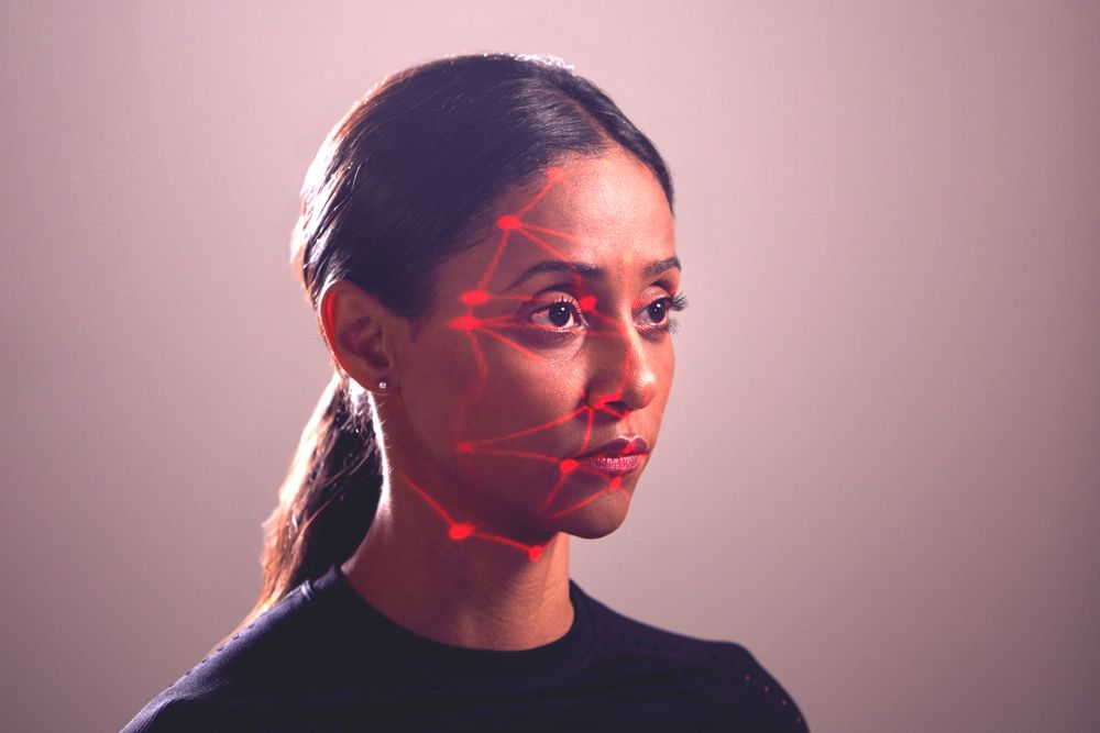 Søkeord som «supermodell» eller «robust» brukes på sidene der du kan leie ansikter til KI-bruk. Det kan også filtreres etter ansikter til spesifikke sjangre som komedie eller drama.