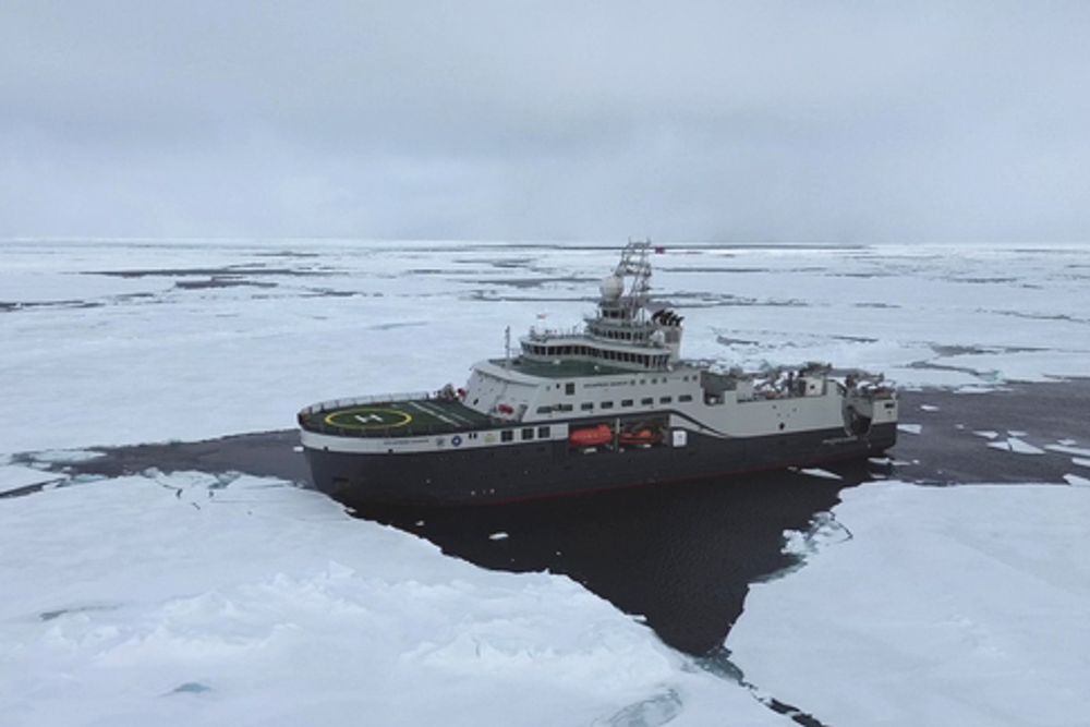 FF Kronprins Haakon på Nordpolen, hvor forskerne ble overrasket over at det var mindre is enn ventet.