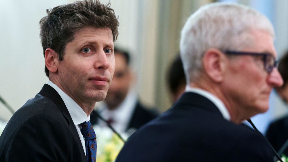 Open AI er gjenstand for et nytt søksmål fra Apple. Bildet viser Open AIs sjef Sam Altman (t.v.) og Apple-topp Tim Cook ved en annen anledning.