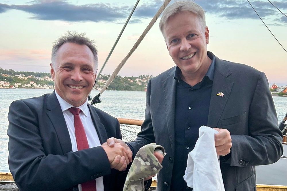 Forsvarsminister Tore Sandvik møtte Rune Jomaas, daglig leder i Watchbird, under Arendalsuka for ett år siden. Foto: Forsvarsdepartementet
