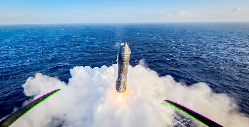 Her lander Starship i havet. I forgrunnen sees propellen på dronekameraet.