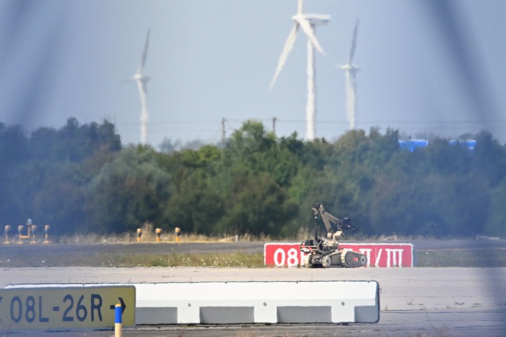 En bomberydningsrobot settes inn i nærheten av et ukrainsk fly på Leipzig/Halle lufthavn