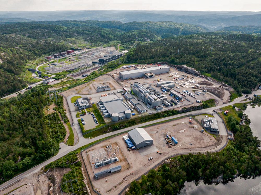 Antall datasentre i Norge har skutt fart de siste årene, og næringen har raskt etablert seg som en storforbruker av kraft. Bildet er fra Bulks datasenter «Norway Data Center Campus N01» utenfor Vennesla på Sørlandet. I bakgrunnen ligger Kristiansand transformatorstasjon.