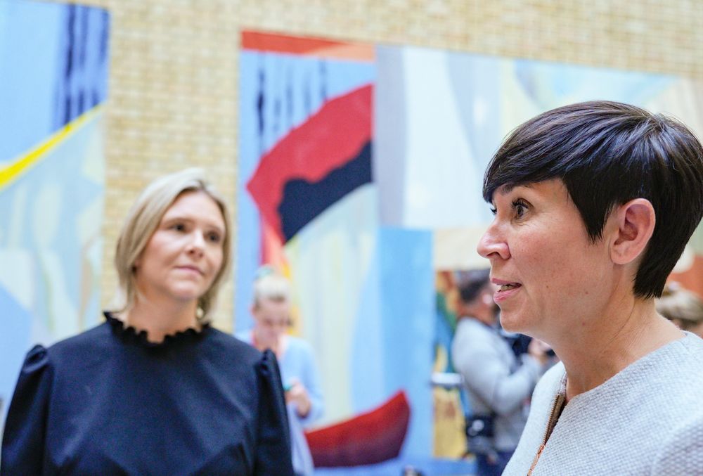 Høyre-leder Ine Eriksen Søreide (t.h.) er ikke enig med Sylvi Listhaug (Frp, t.v.) om hvorvidt avgiftskuttene på drivstoff burde videreføres til etter 1. september.