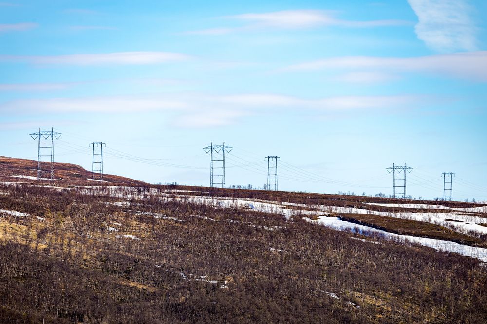 Regjeringen skal gjøre det raskere å bygge ut mer strømnett og kraftprosjekter, ved å forenkle regelverket. Her fra utbyggingen av 420 kV-kraftlinje i Finnmark. 