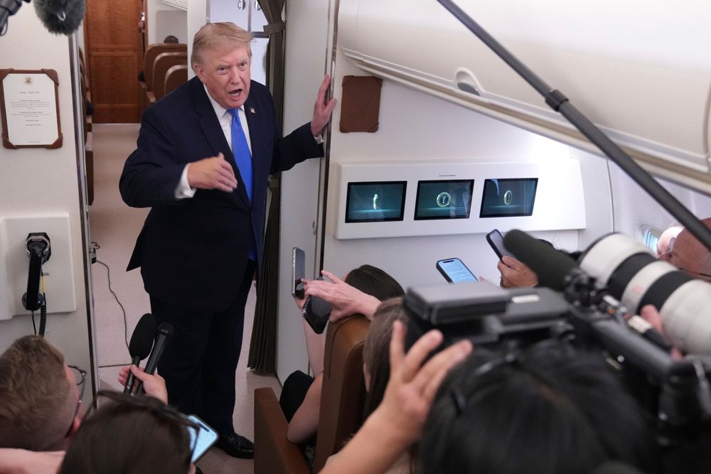Iran-krigen var tema da Donald Trump snakket med journalister om bord på presidentflyet Air Force One 2. august 2026.