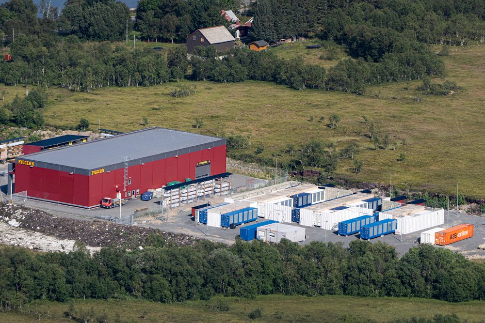 Det har skjedd mye i kryptovalutabransjen siden forrige gang regjeringen prøvde å anslå hvor mye strøm som går med til å produsere kryptovaluta i Norge. Blant annet er Kryptovault som tidligere produserte kryptovaluta i disse konteinerne på Stokmarknes, gått konkurs.